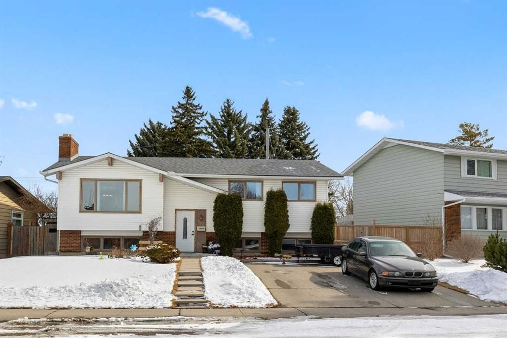 436 Queen Charlotte Road SE, Calgary — main listing photo