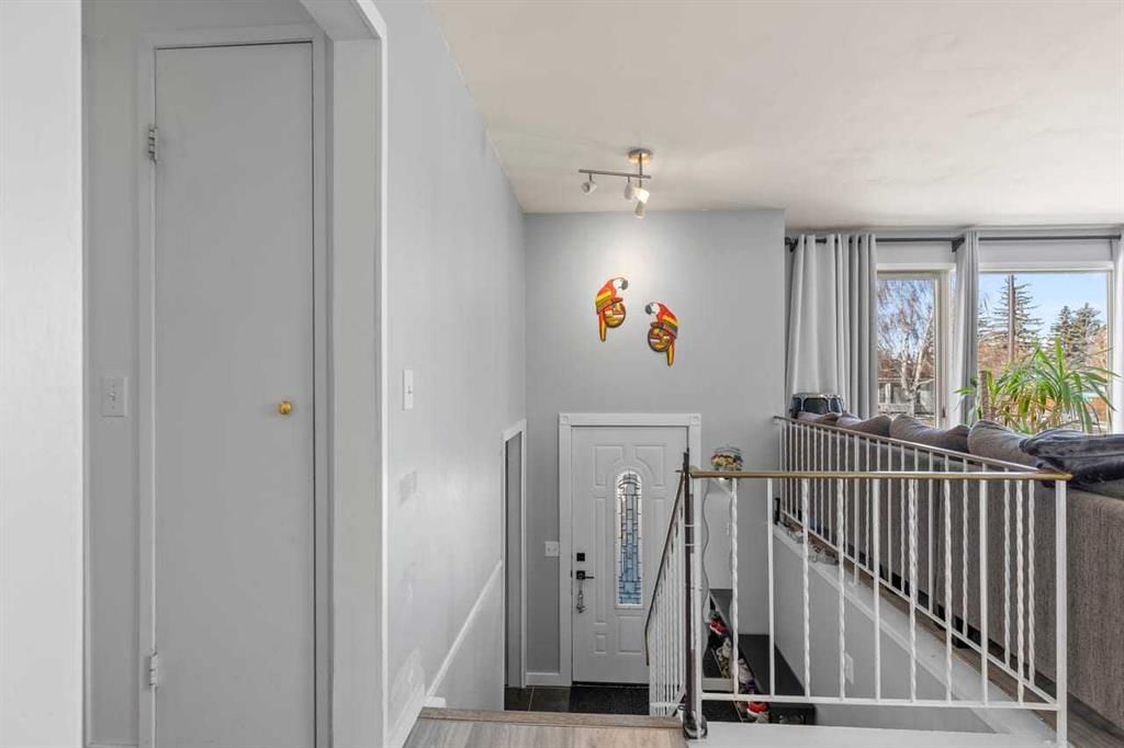 436 Queen Charlotte Road SE, Calgary — photo 3 of 40