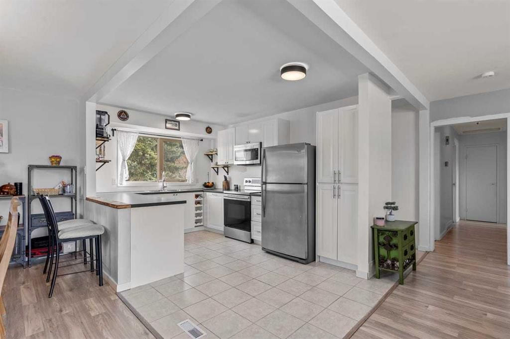 436 Queen Charlotte Road SE, Calgary — photo 5 of 40