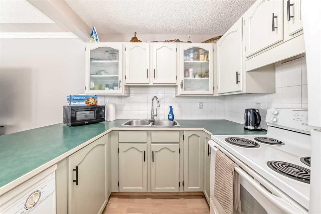 144 Country Hills Villas NW, Calgary — photo 5 of 44