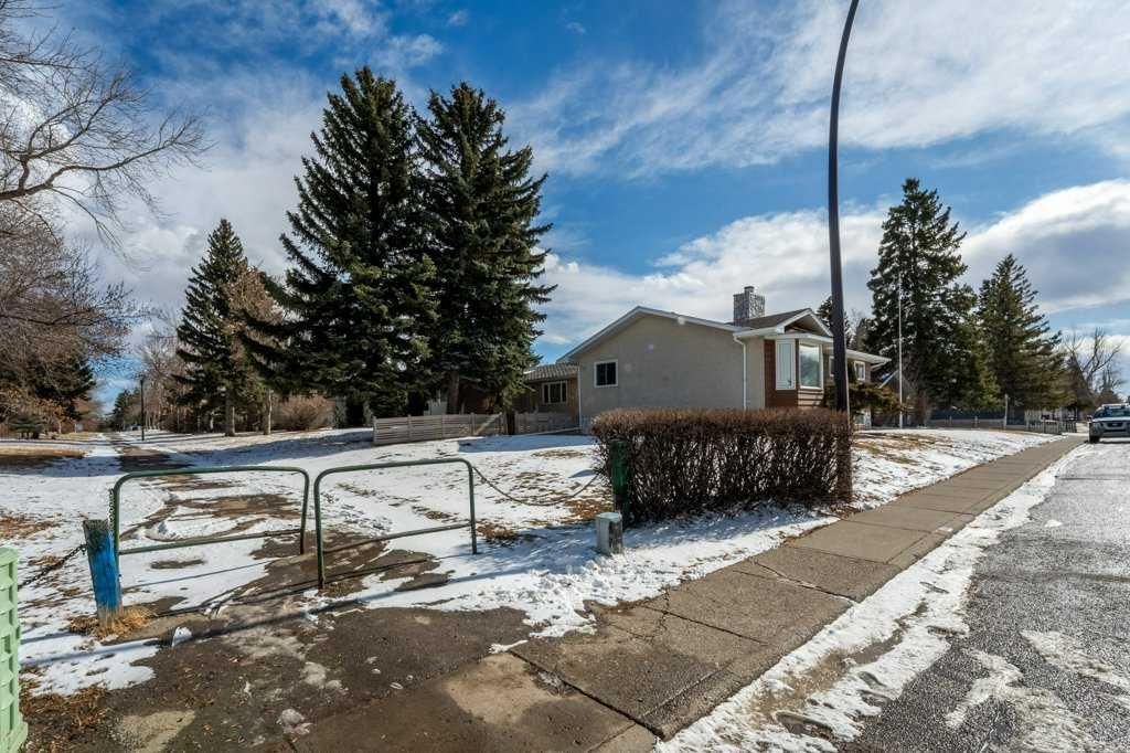 3204 33 Street SE, Calgary — photo 3 of 42
