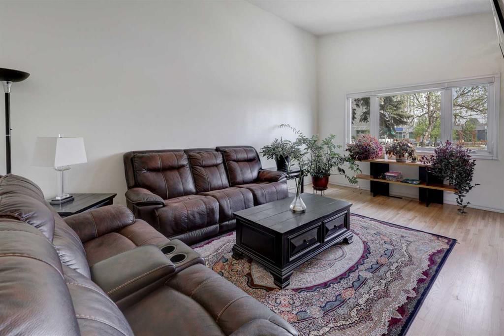 4721 Edmonton Trail NE, Calgary — photo 3 of 37