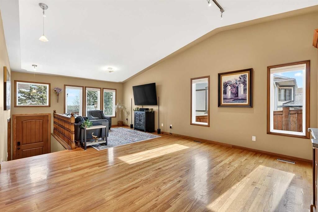 5027 Norris Road NW, Calgary — photo 4 of 49