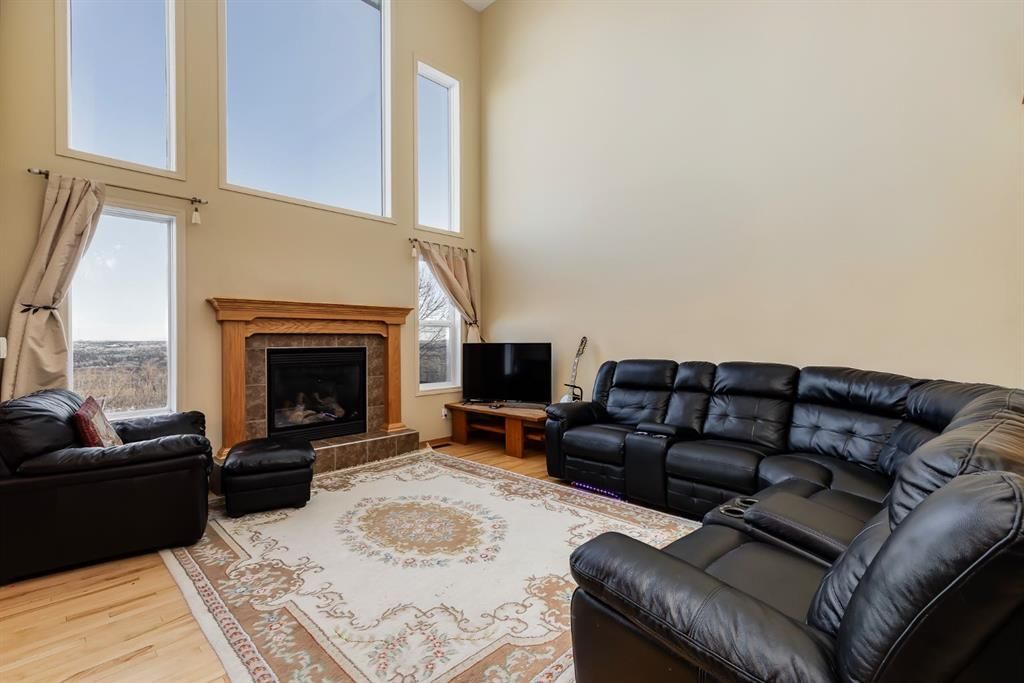 96 COUGARTOWN Close SW, Calgary — photo 2 of 38