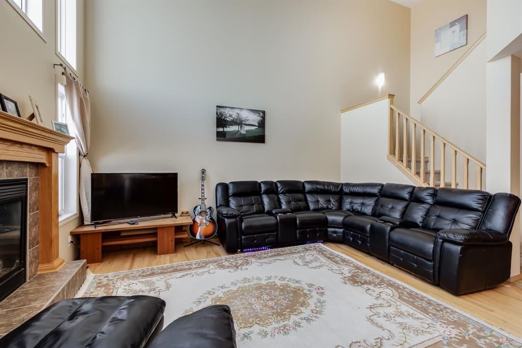 96 COUGARTOWN Close SW, Calgary — photo 3 of 38