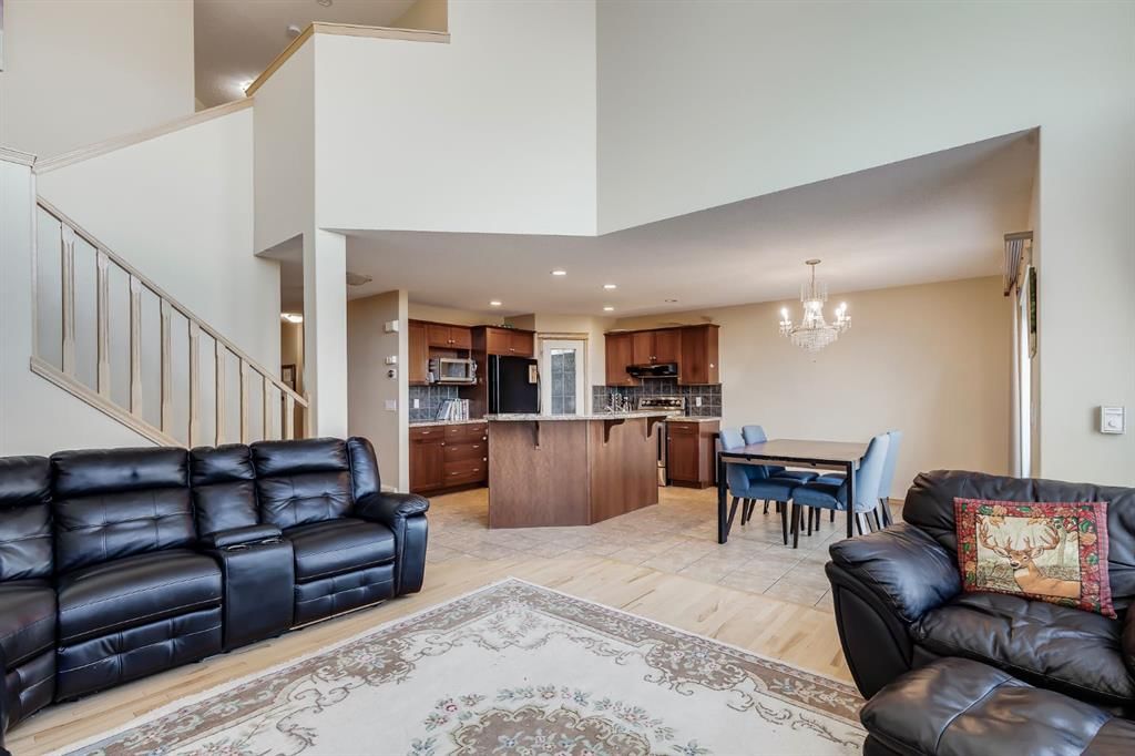96 COUGARTOWN Close SW, Calgary — photo 4 of 38