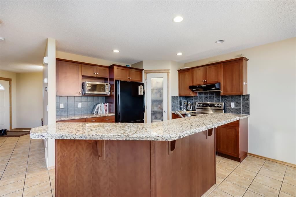 96 COUGARTOWN Close SW, Calgary — photo 5 of 38