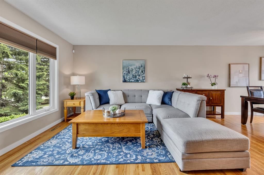 335 Huntbourne Hill NE, Calgary — photo 3 of 47