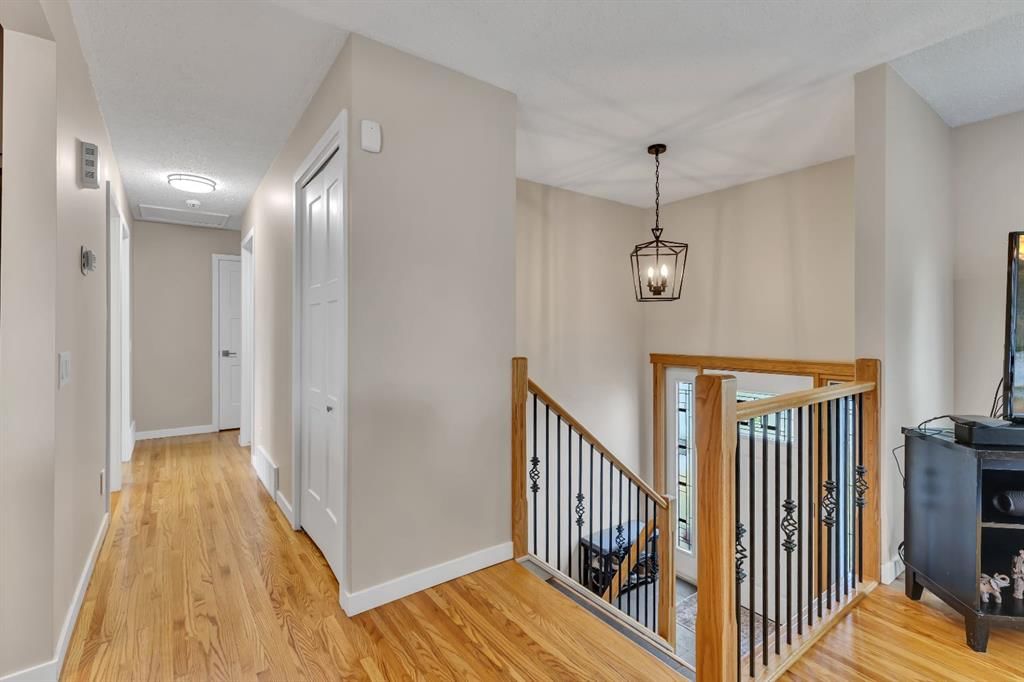 335 Huntbourne Hill NE, Calgary — photo 4 of 47