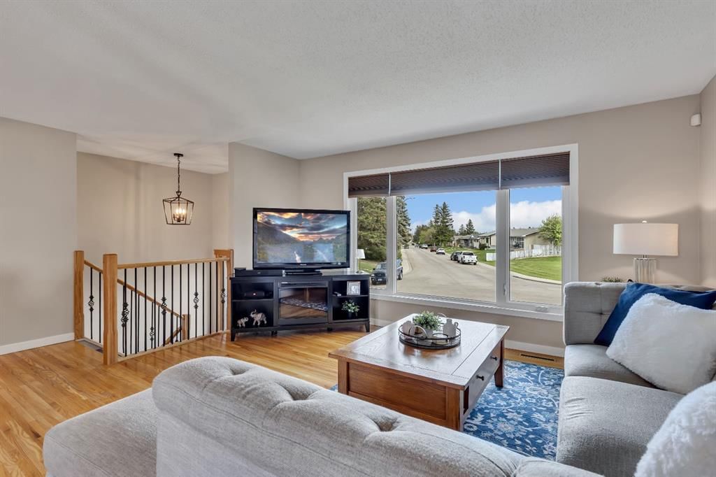 335 Huntbourne Hill NE, Calgary — photo 5 of 47