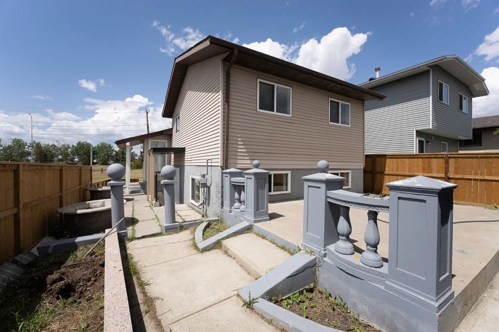 140 Whitworth Way, Calgary — photo 3 of 40