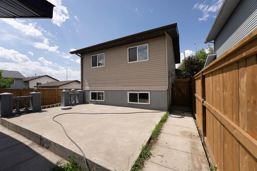 140 Whitworth Way, Calgary — photo 4 of 40