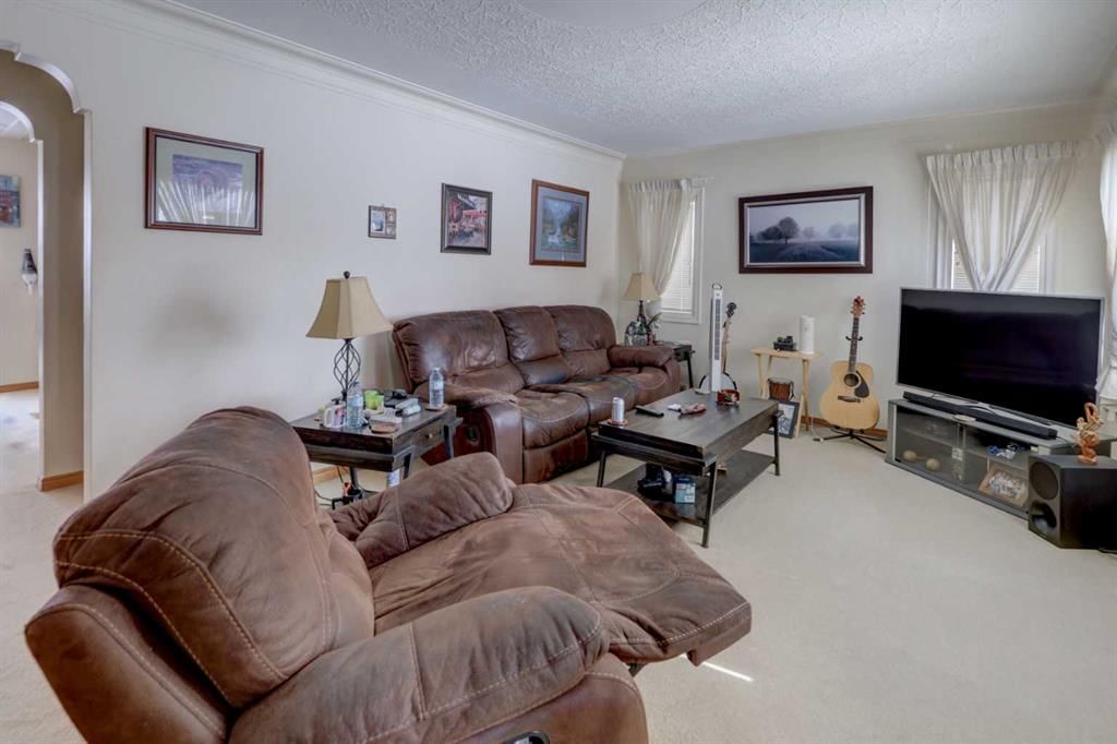 640 17 Avenue NE, Calgary — photo 3 of 34