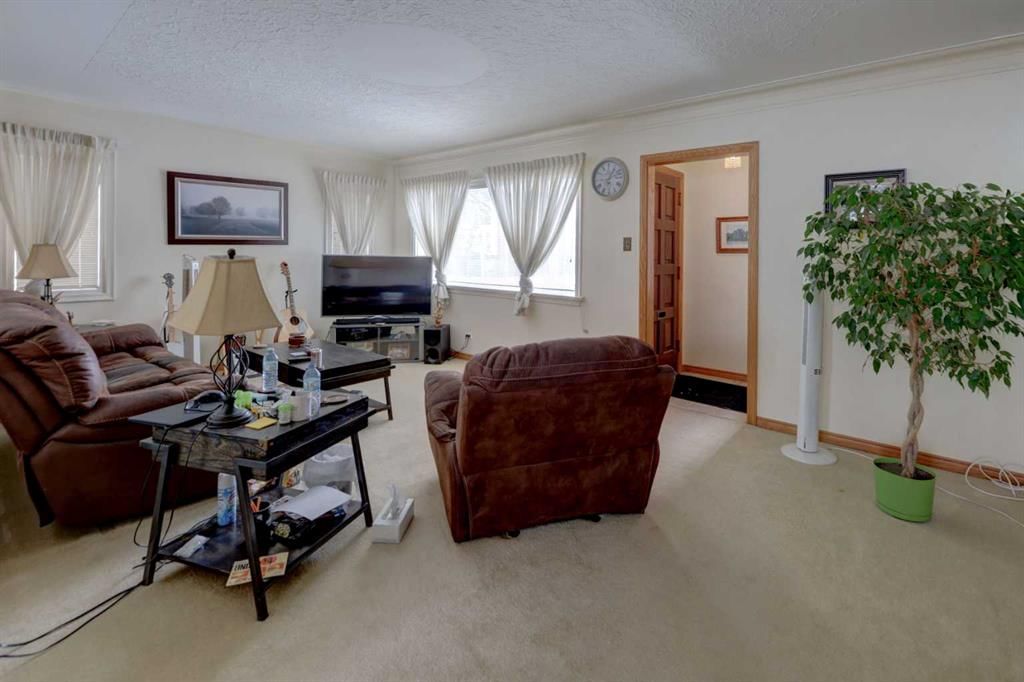 640 17 Avenue NE, Calgary — photo 4 of 34