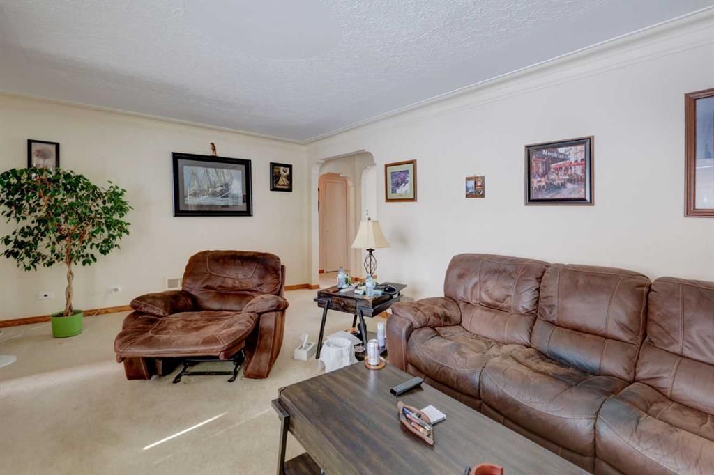 640 17 Avenue NE, Calgary — photo 5 of 34