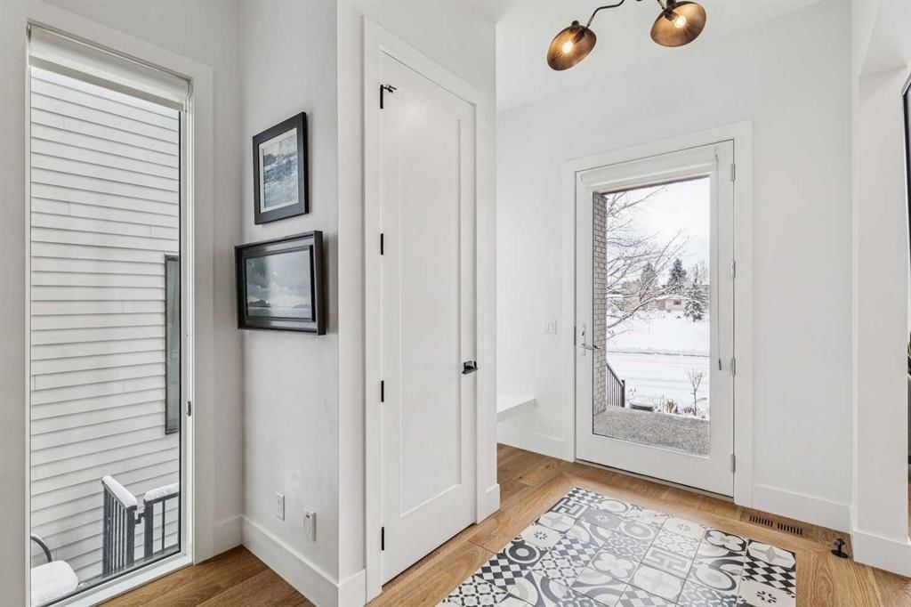 1920 46 Avenue SW, Calgary — photo 2 of 44