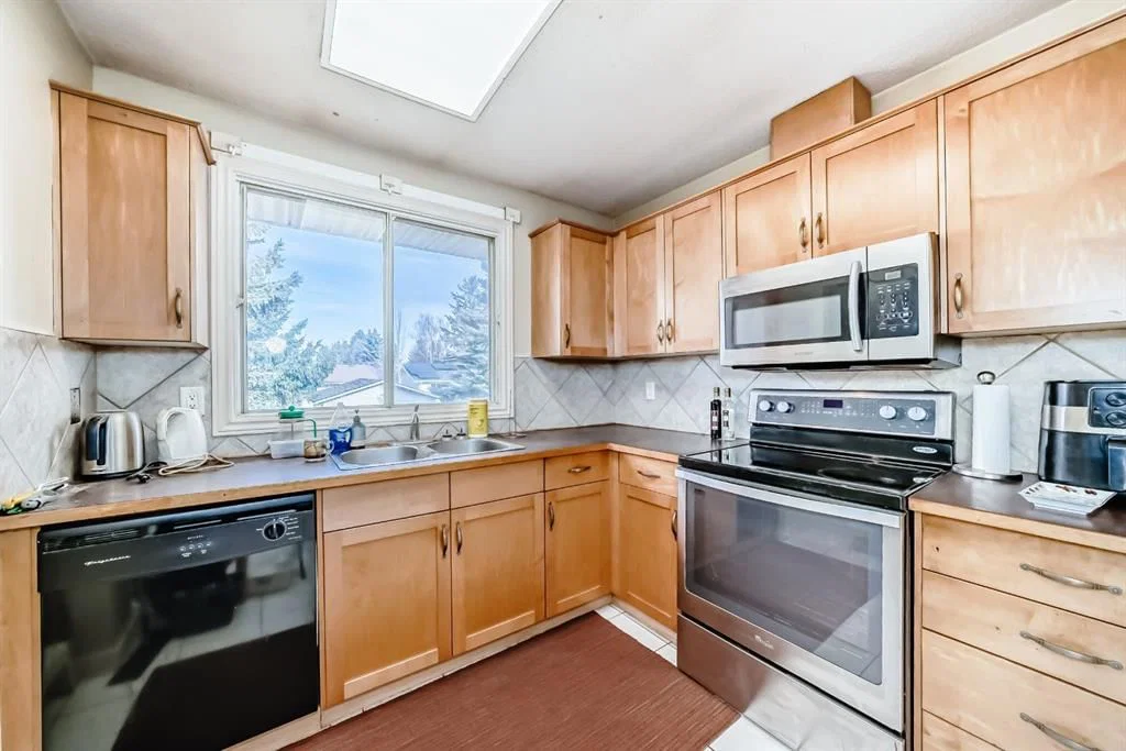 247 Bracewood Road SW, Calgary — photo 4 of 28
