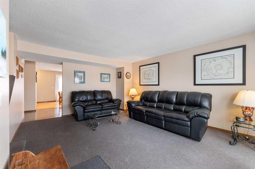 185 Pinemeadow Road NE, Calgary — photo 3 of 35