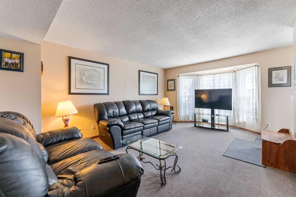 185 Pinemeadow Road NE, Calgary — photo 4 of 35