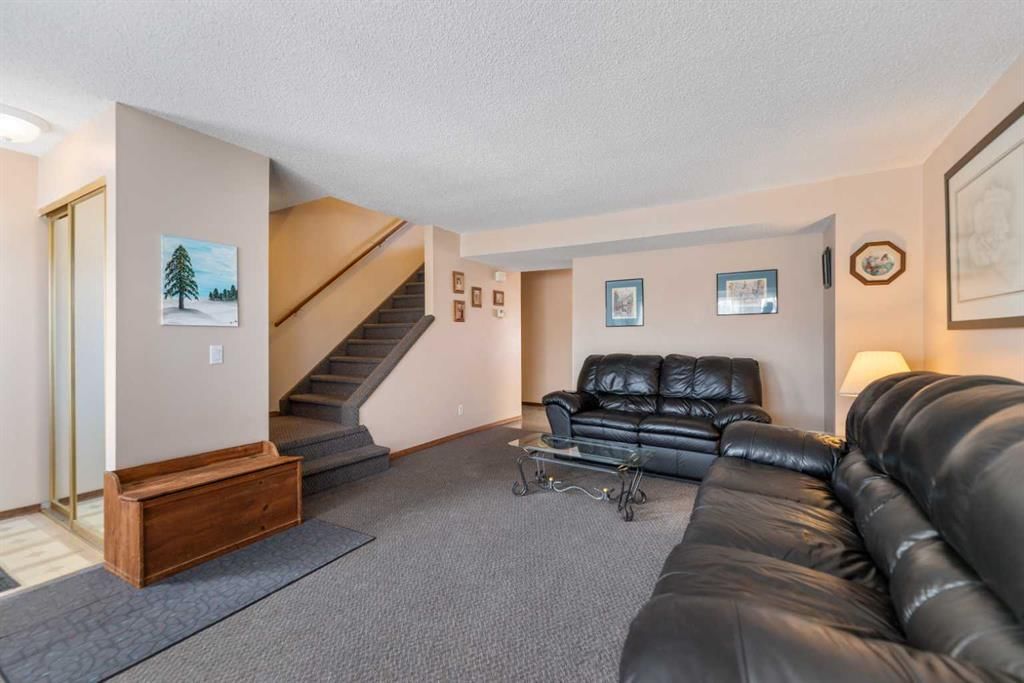 185 Pinemeadow Road NE, Calgary — photo 5 of 35