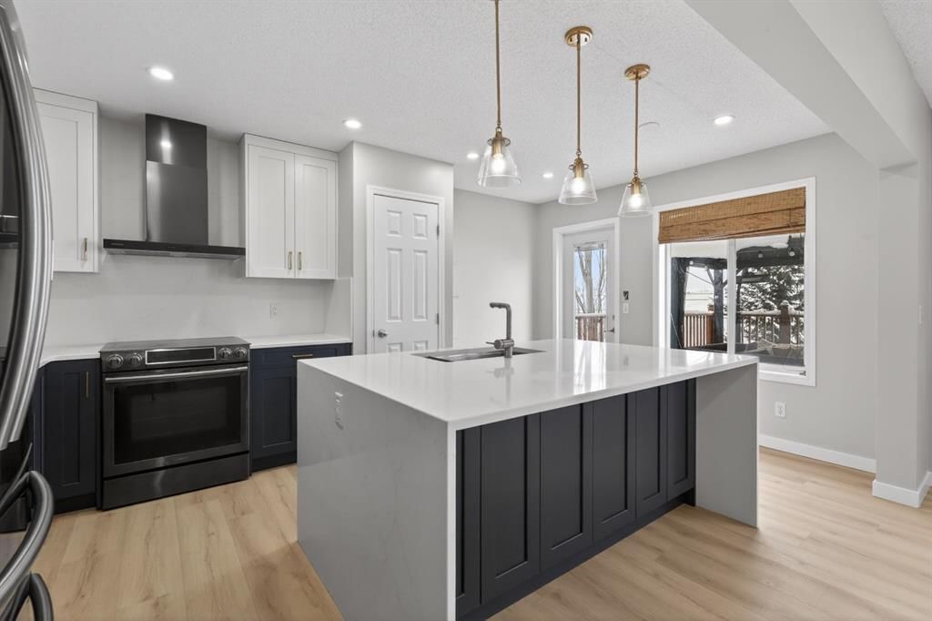 31 Bridlecrest Street SW, Calgary — photo 4 of 48