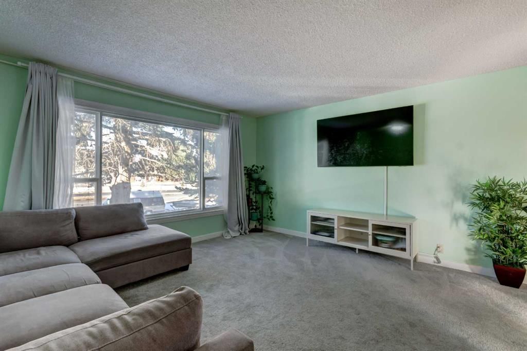 1059 Pinecliff Drive NE, Calgary — photo 2 of 34
