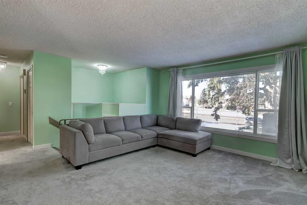 1059 Pinecliff Drive NE, Calgary — photo 3 of 34