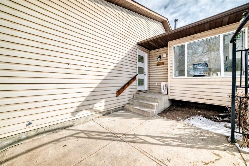 319 Whitefield Drive NE, Calgary — photo 2 of 45