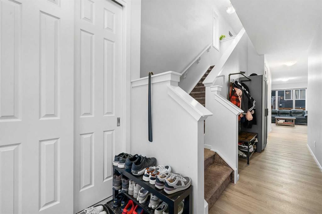 281 Yorkville Road SW, Calgary — photo 3 of 40