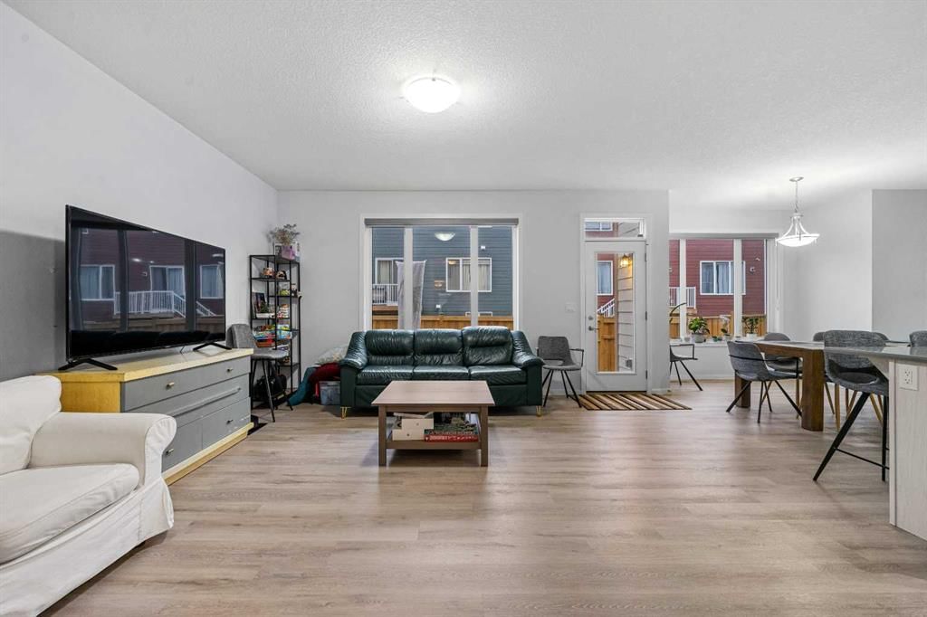281 Yorkville Road SW, Calgary — photo 4 of 40