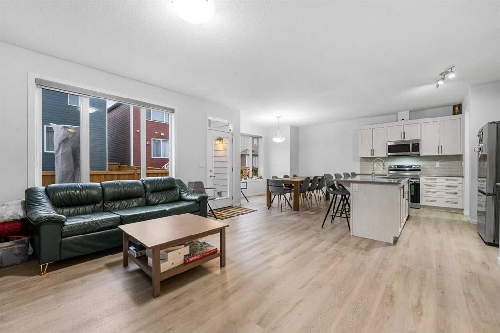 281 Yorkville Road SW, Calgary — photo 5 of 40