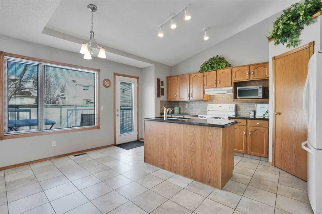 131 Hawkmount Green NW, Calgary — photo 4 of 30