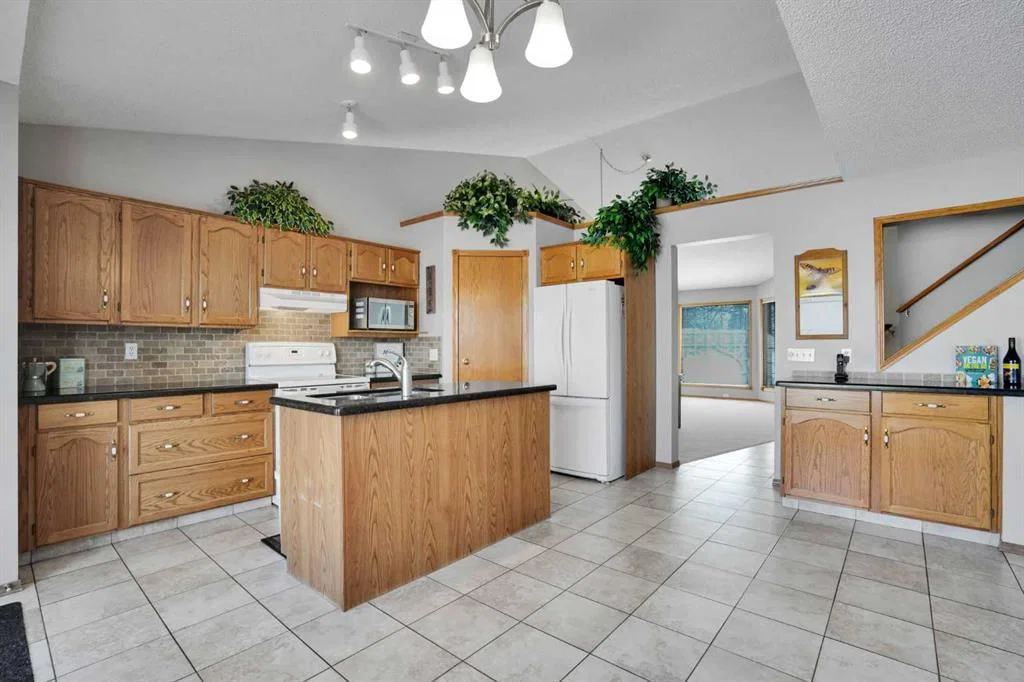 131 Hawkmount Green NW, Calgary — photo 5 of 30
