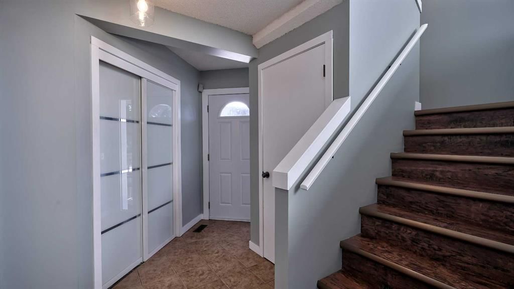 280 Riverwood Circle SE, Calgary — photo 2 of 36