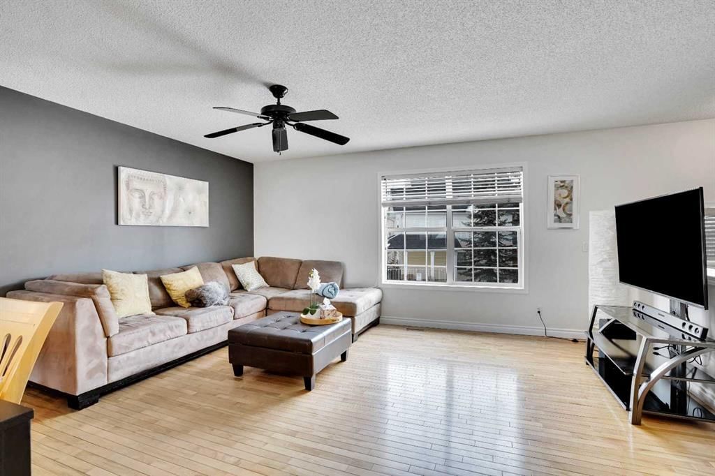 22 Prestwick Acres Lane SE, Calgary — photo 3 of 31