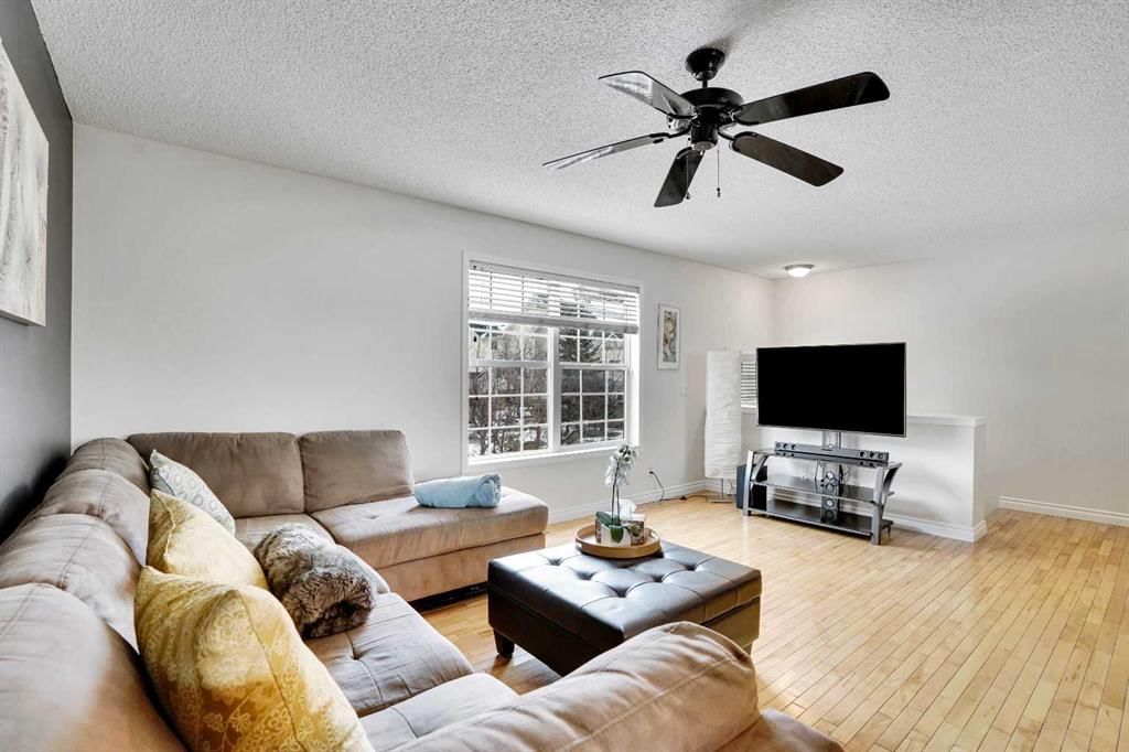 22 Prestwick Acres Lane SE, Calgary — photo 4 of 31