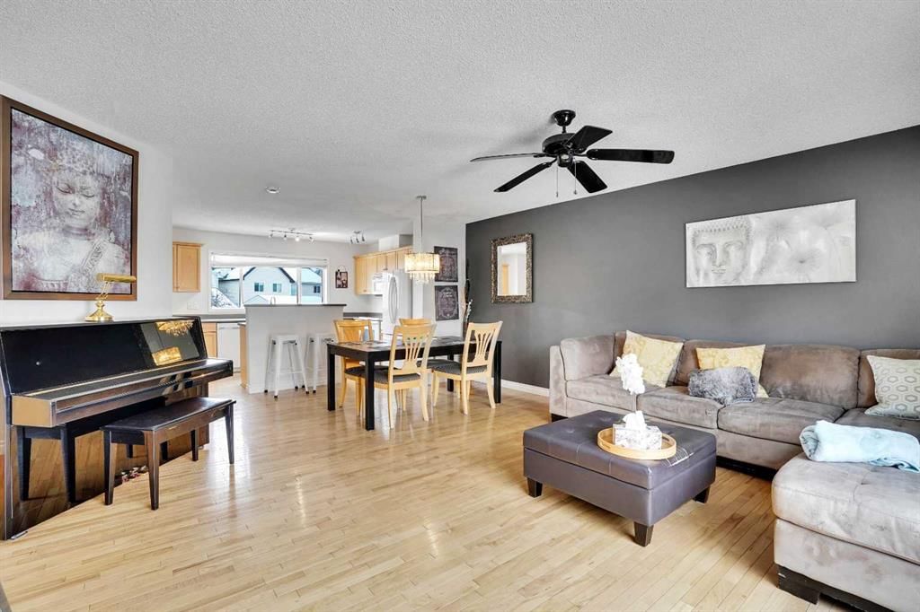 22 Prestwick Acres Lane SE, Calgary — photo 5 of 31