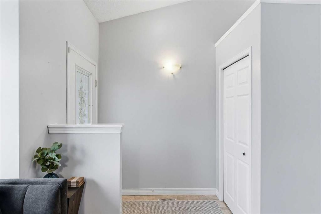 871 Riverbend Drive SE, Calgary — photo 5 of 39