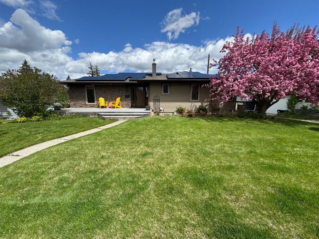 4712 Grove Hill Road SW, Calgary — main listing photo
