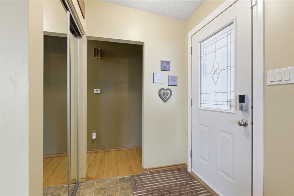 623 104 Avenue SW, Calgary — photo 3 of 39