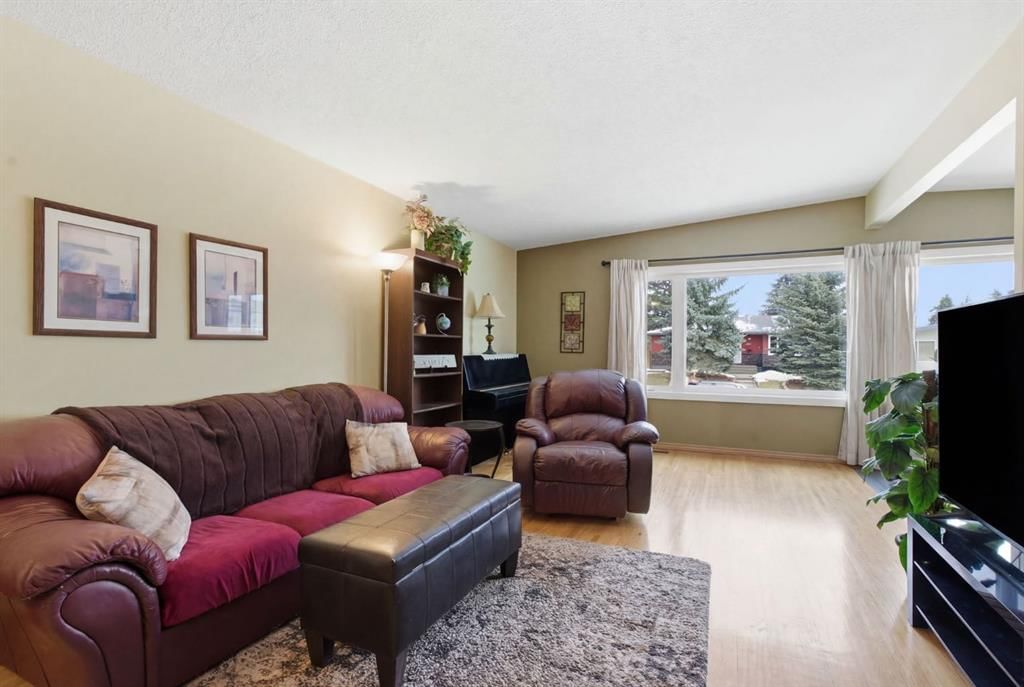 623 104 Avenue SW, Calgary — photo 4 of 39