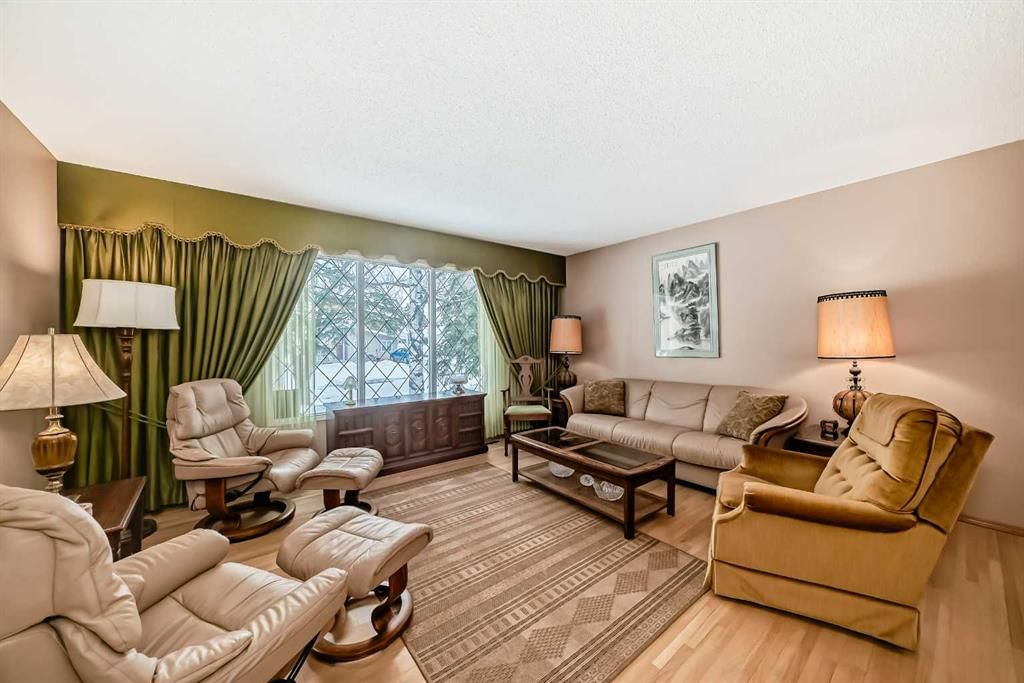 728 Oakhill Place SW, Calgary — photo 2 of 42