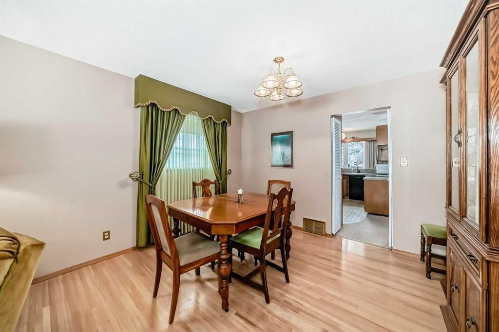 728 Oakhill Place SW, Calgary — photo 4 of 42