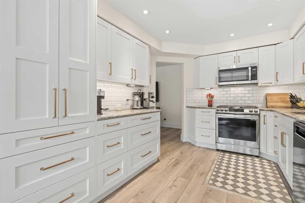 212 Coachway Lane SW, Calgary — photo 2 of 41