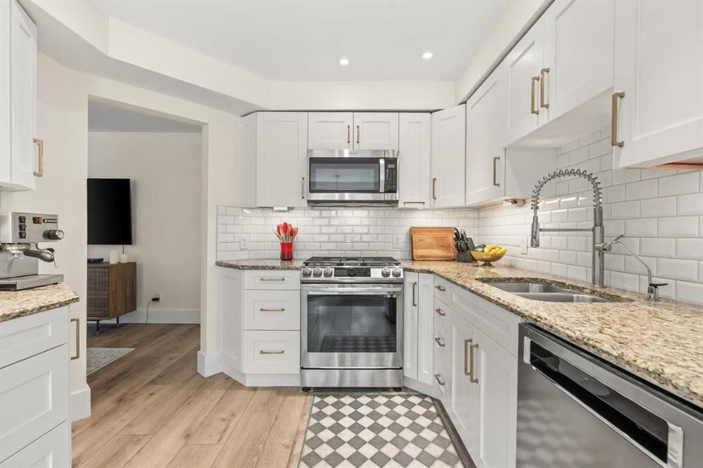 212 Coachway Lane SW, Calgary — photo 4 of 41