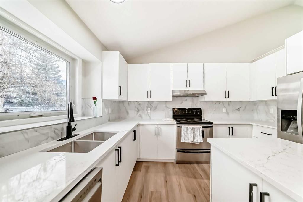 624 Shawinigan Drive SW, Calgary — photo 2 of 45