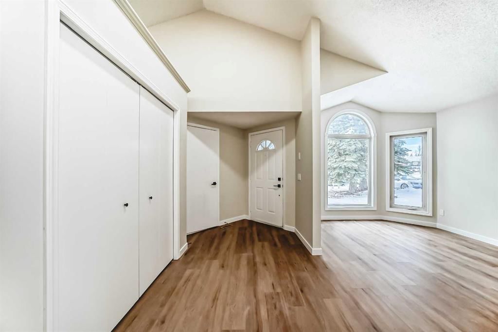624 Shawinigan Drive SW, Calgary — photo 4 of 45