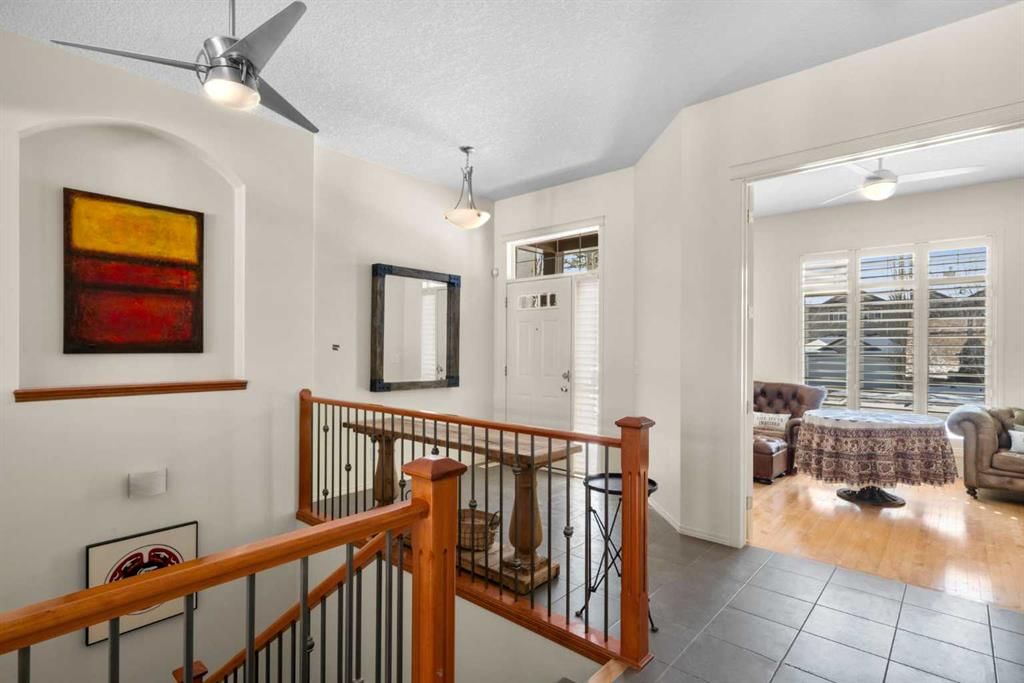 385 Discovery Ridge Boulevard SW, Calgary — photo 3 of 50