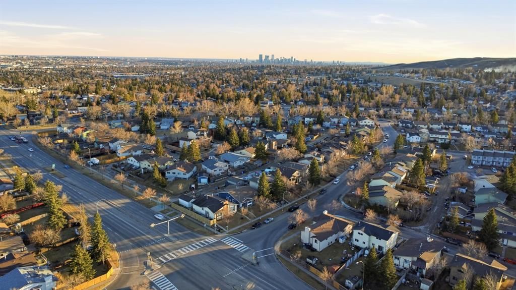 8426 Berkley Road NW, Calgary — photo 3 of 44