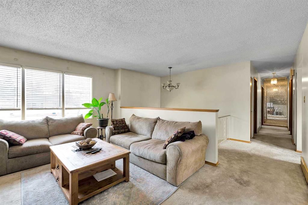 731 Canfield Place SW, Calgary — photo 4 of 30